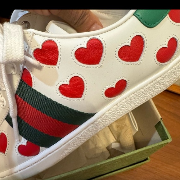 Gucci Sneakers, with hearts! Authentic - Picture 7 of 9